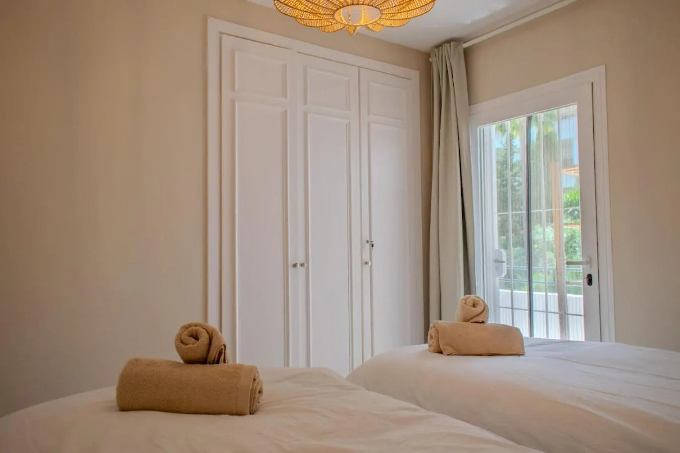 Luxurious 2 Bedroom Apartment With Pool エステポナ