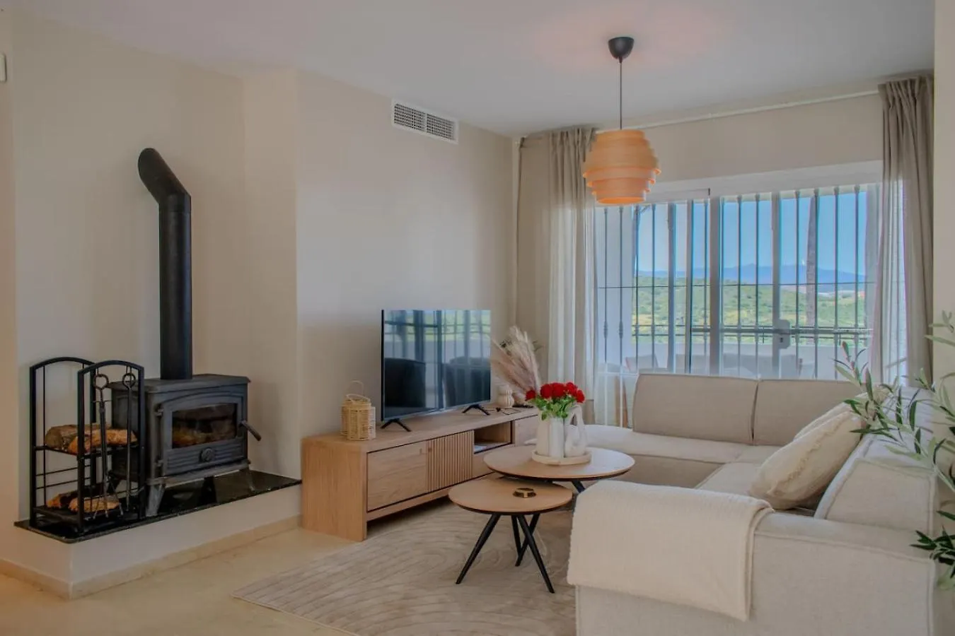 Luxurious 2 Bedroom Apartment With Pool エステポナ